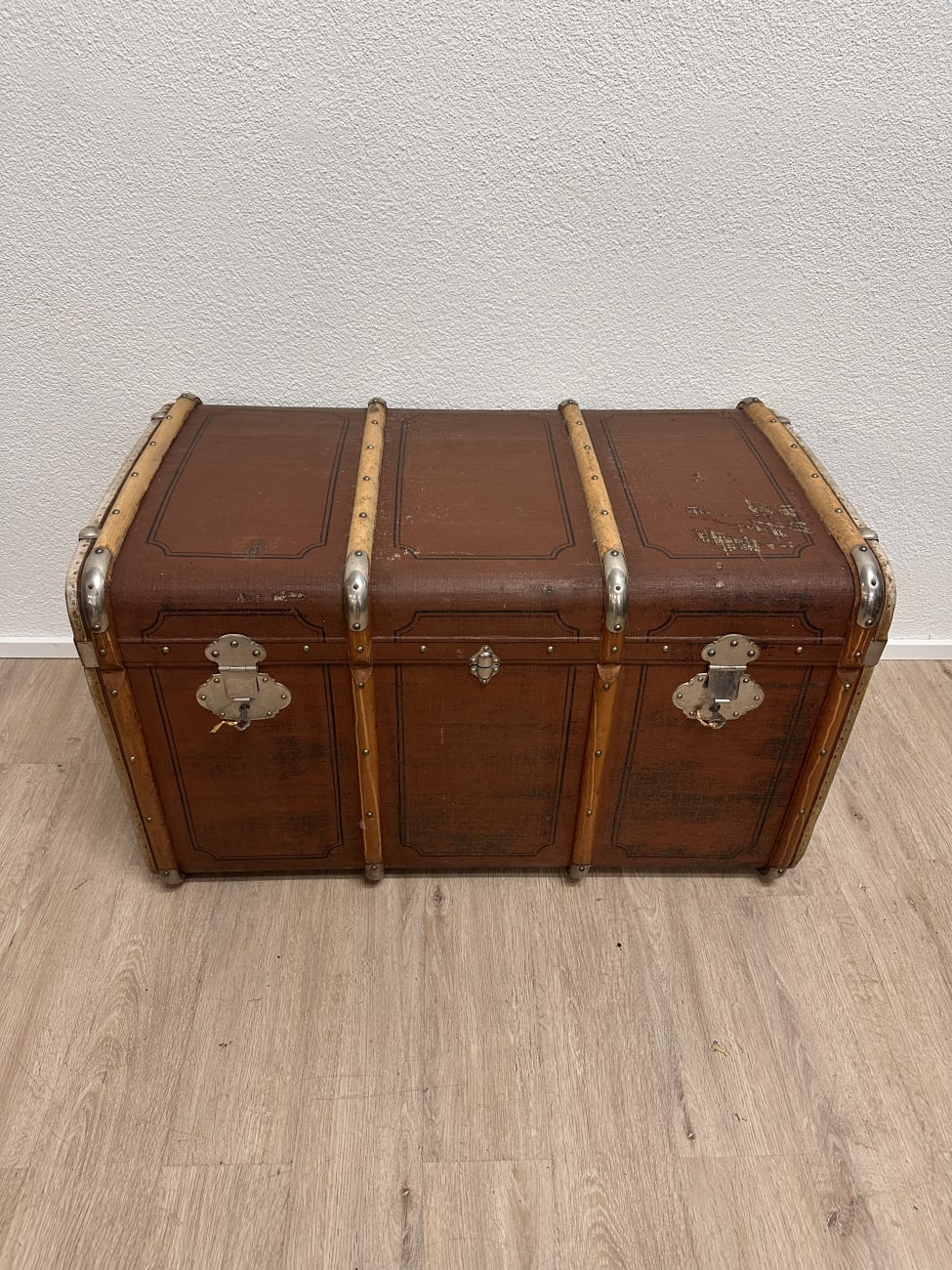 Vintage Koffertruhe mit gewölbtem Deckel und Blumenfutter