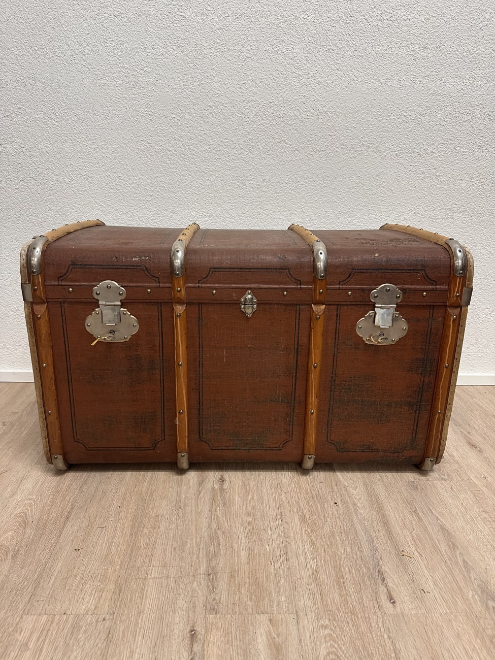 Vintage Koffertruhe mit gewölbtem Deckel und Blumenfutter