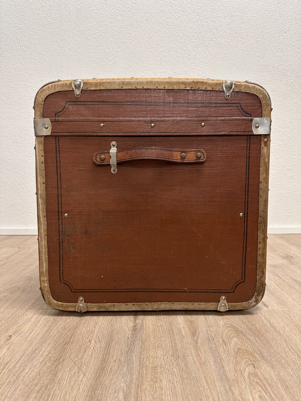 Vintage Koffertruhe mit gewölbtem Deckel und Blumenfutter