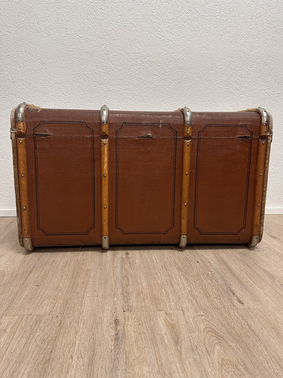 Vintage Koffertruhe mit gewölbtem Deckel und Blumenfutter