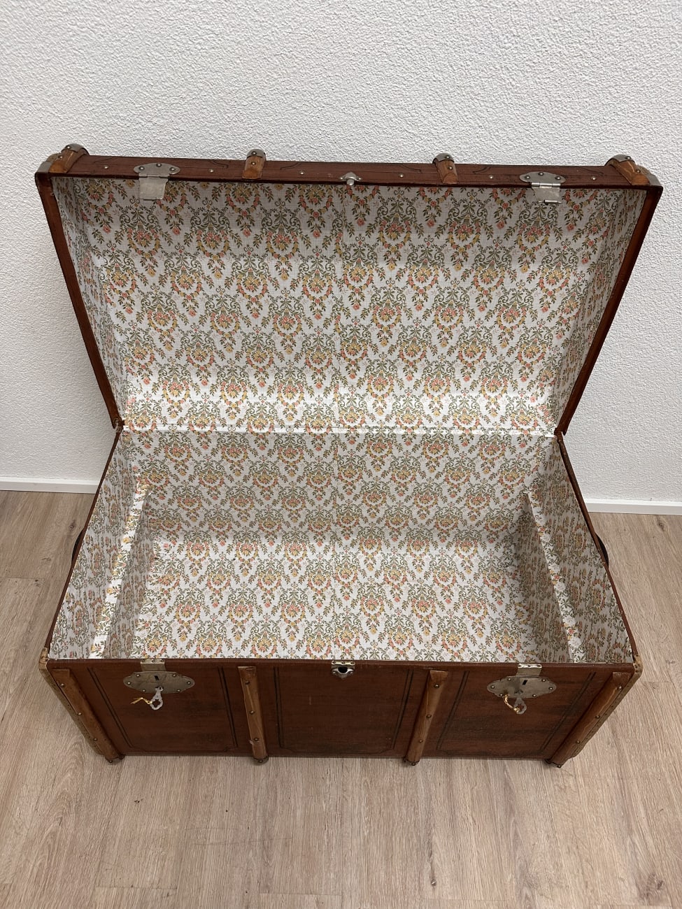 Vintage Koffertruhe mit gewölbtem Deckel und Blumenfutter