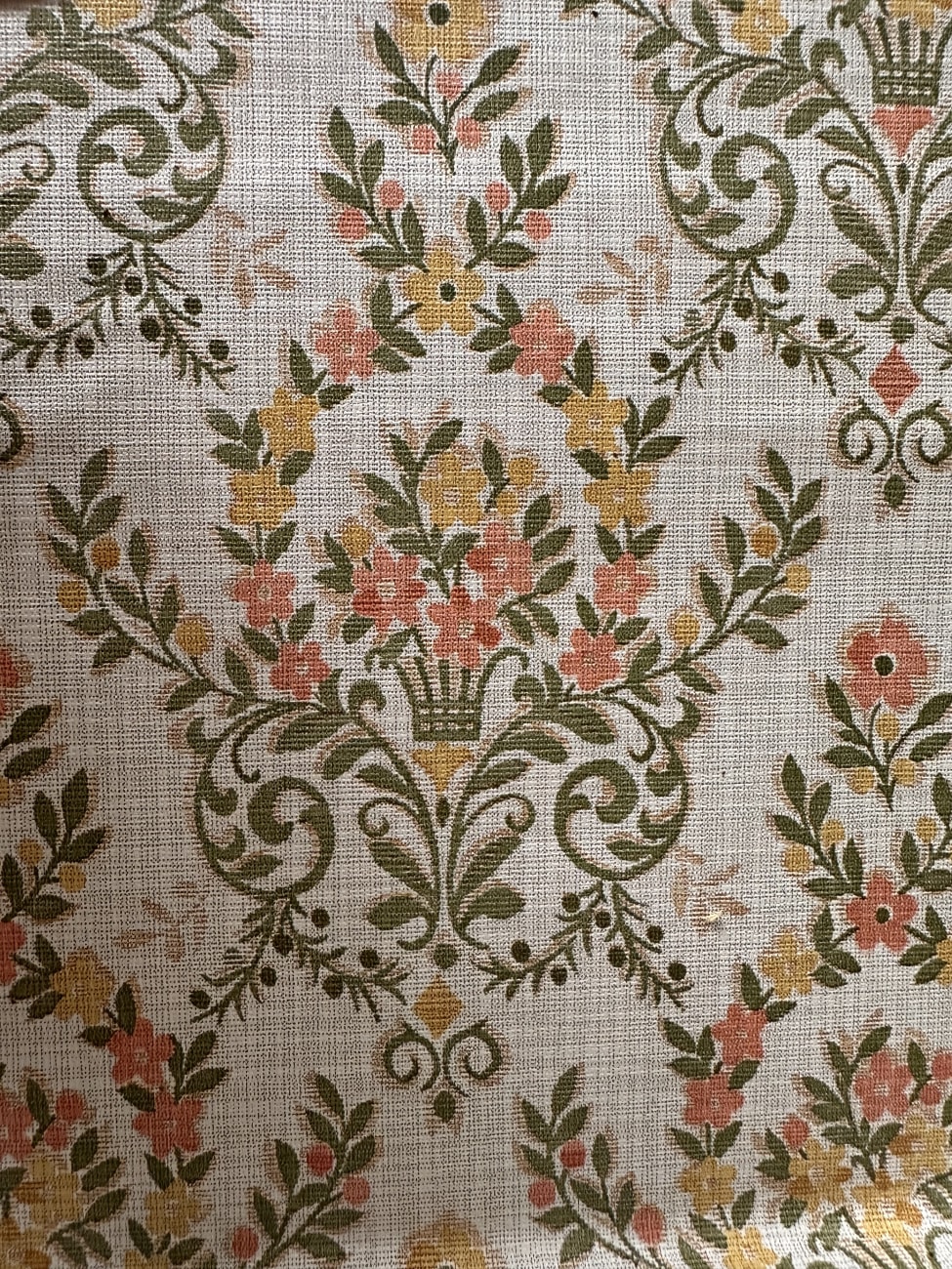 Vintage Koffertruhe mit gewölbtem Deckel und Blumenfutter