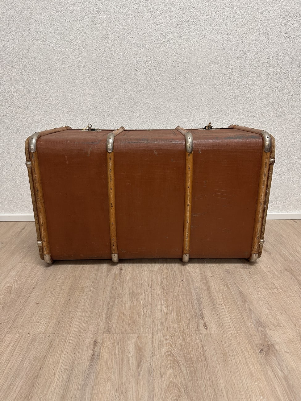 Vintage Koffertruhe mit gewölbtem Deckel und Blumenfutter