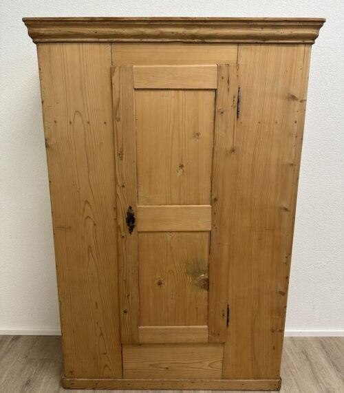 Vintage Kleiderschrank aus Massivholz im Landhausstil