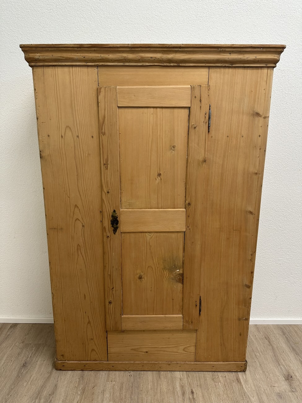 Vintage Kleiderschrank aus Massivholz im Landhausstil