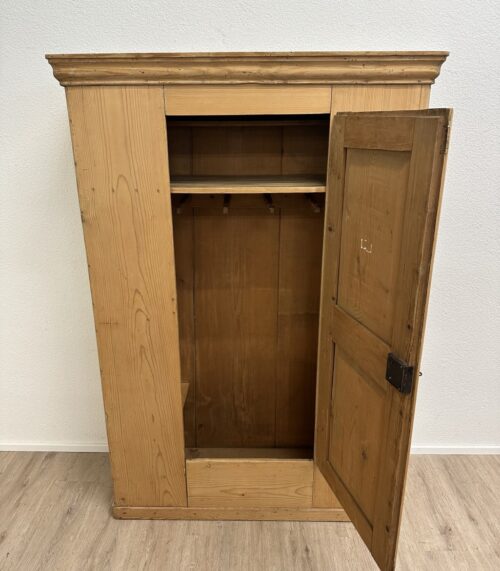Vintage Kleiderschrank aus Massivholz im Landhausstil