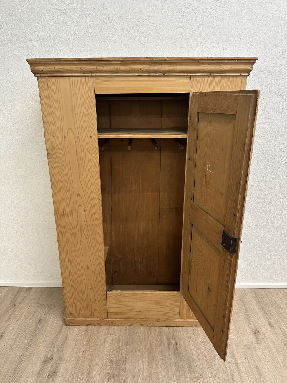 Vintage Kleiderschrank aus Massivholz im Landhausstil