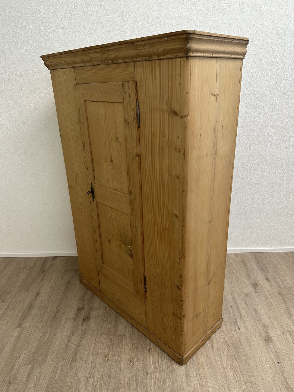 Vintage Kleiderschrank aus Massivholz im Landhausstil
