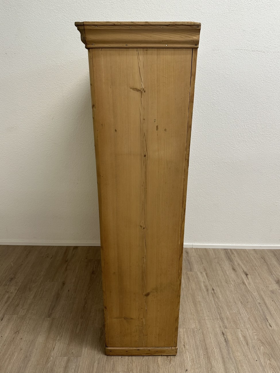Vintage Kleiderschrank aus Massivholz im Landhausstil