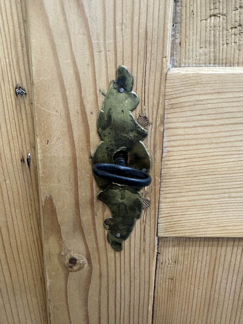 Vintage Kleiderschrank aus Massivholz im Landhausstil