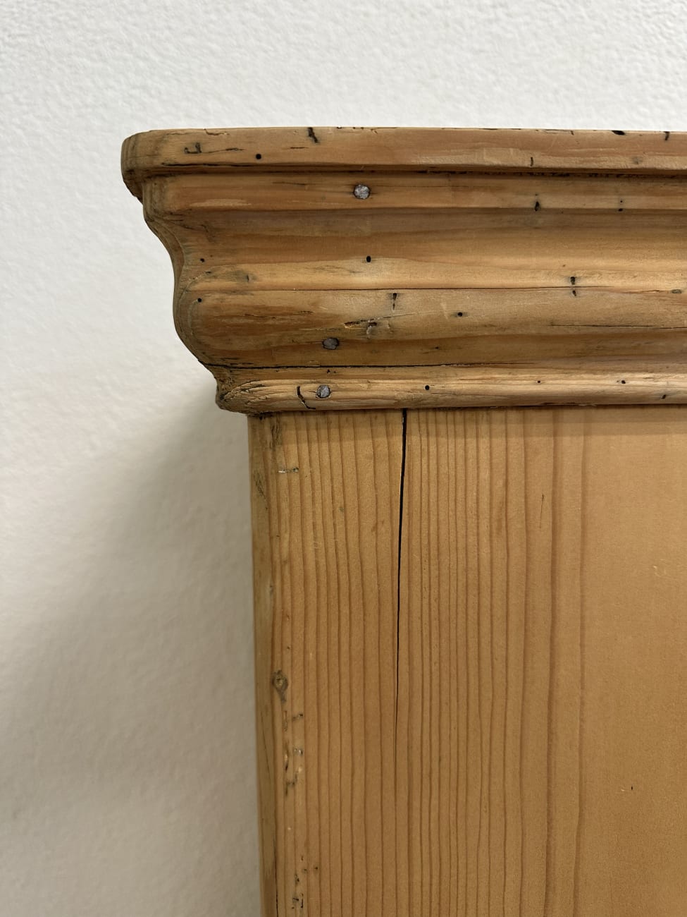 Vintage Kleiderschrank aus Massivholz im Landhausstil