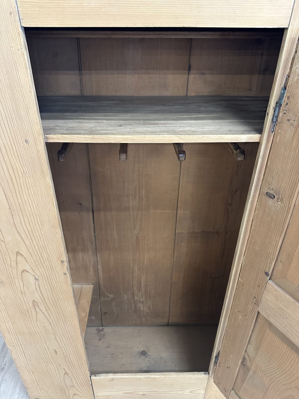 Vintage Kleiderschrank aus Massivholz im Landhausstil
