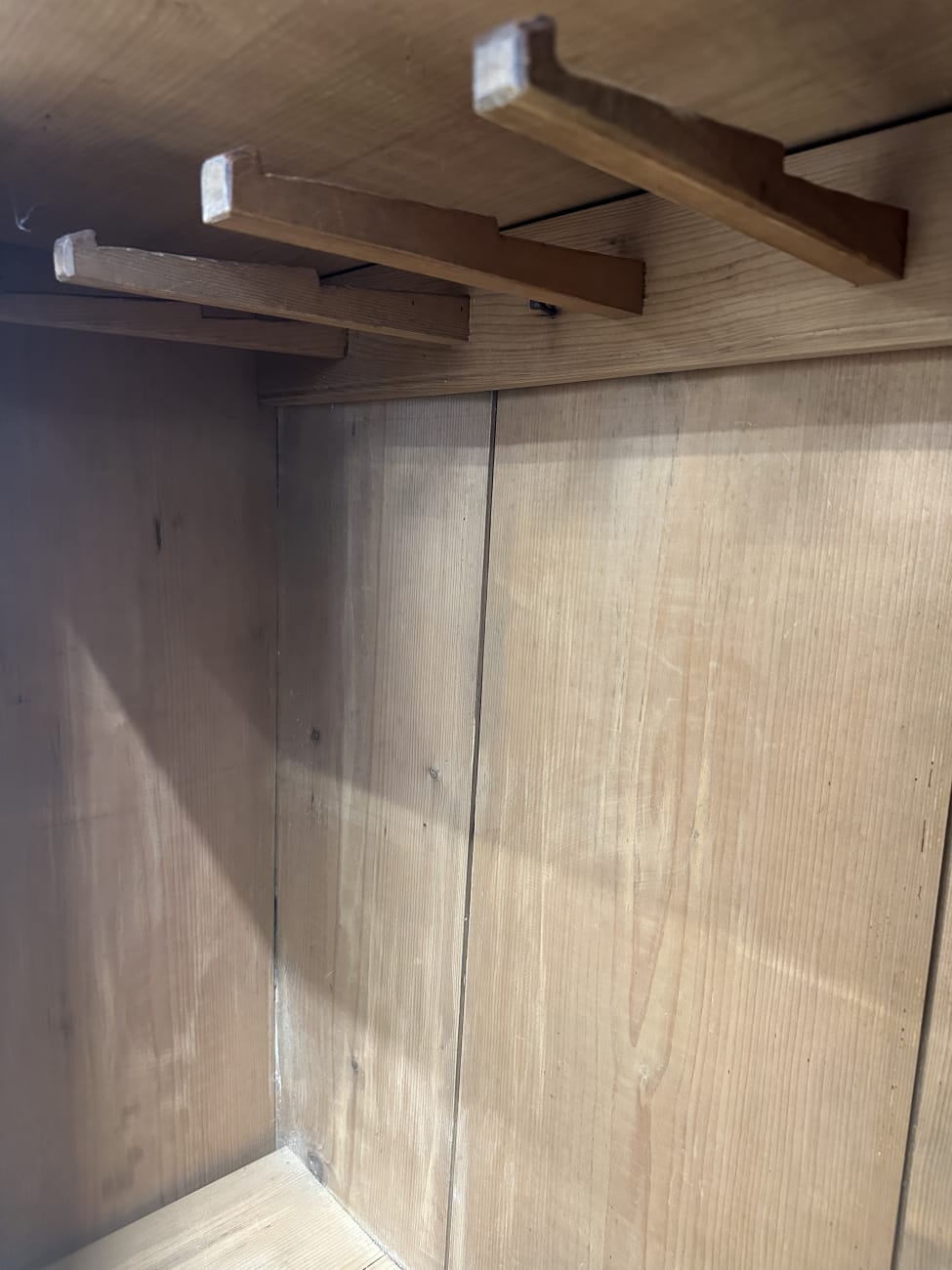 Vintage Kleiderschrank aus Massivholz im Landhausstil