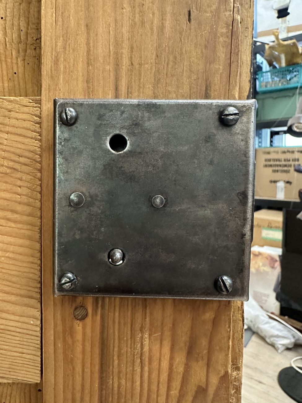 Vintage Kleiderschrank aus Massivholz im Landhausstil