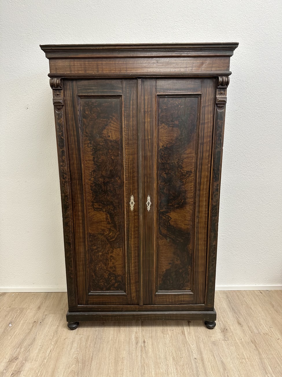 Antik Gründerzeit Dielenschrank aus Nussbaumfurnier (ca. 1880-1900)