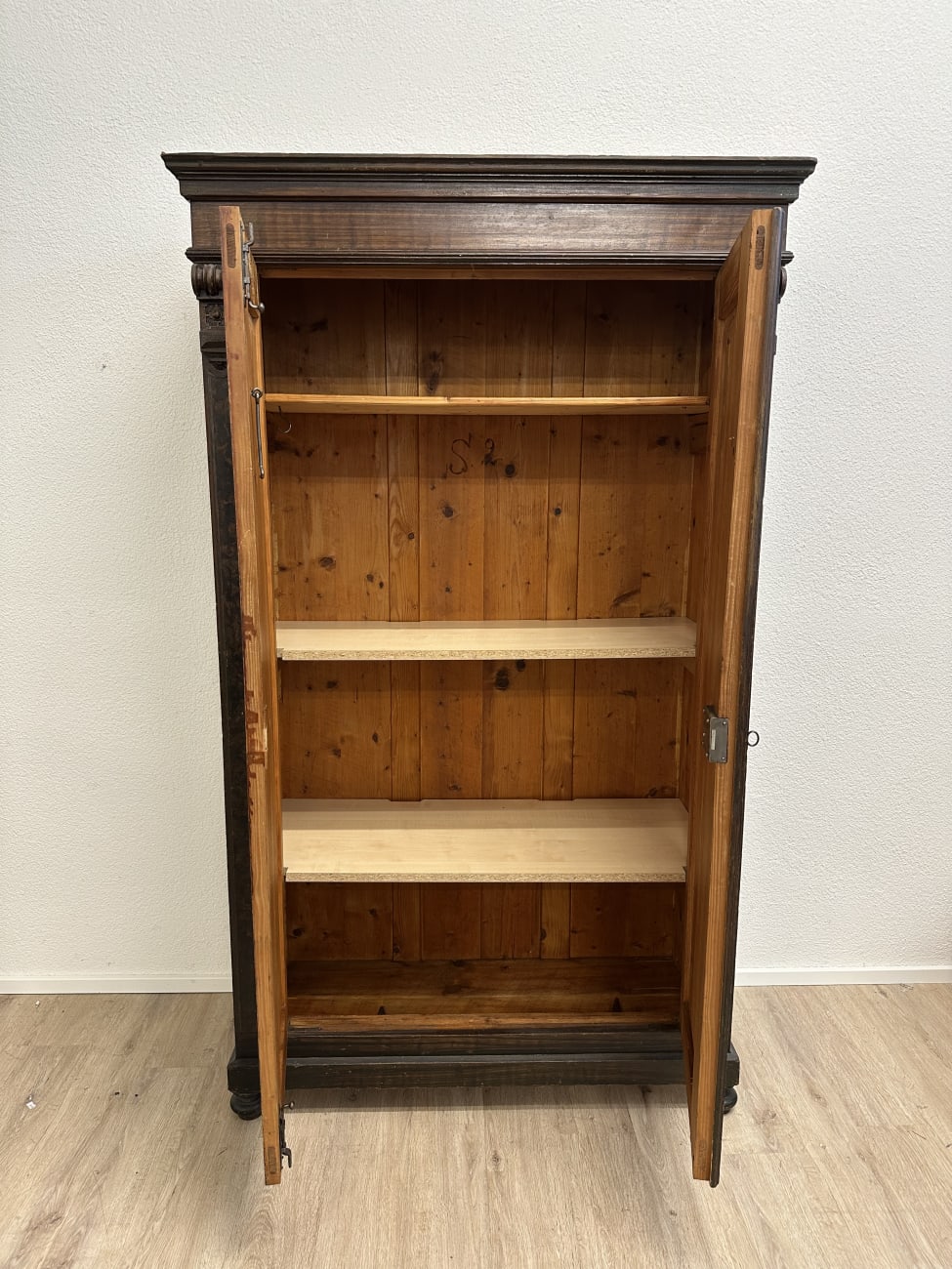 Antik Gründerzeit Dielenschrank aus Nussbaumfurnier (ca. 1880-1900) – Bild 2