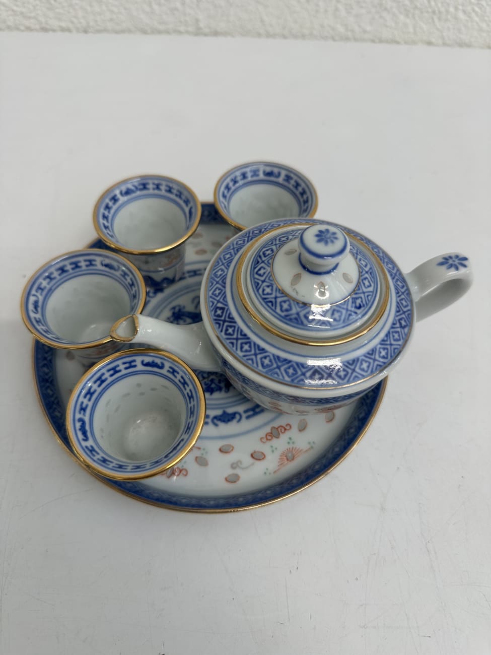 Vintage Teeservice mit Goldrand und floralem Dekor