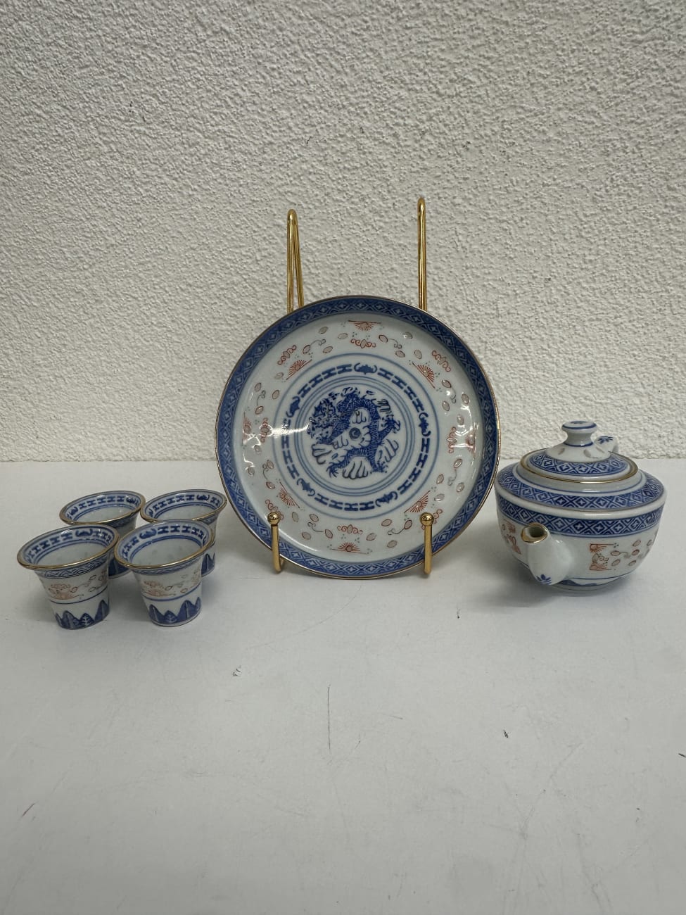 Vintage Teeservice mit Goldrand und floralem Dekor