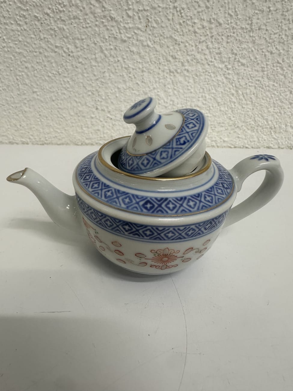 Vintage Teeservice mit Goldrand und floralem Dekor