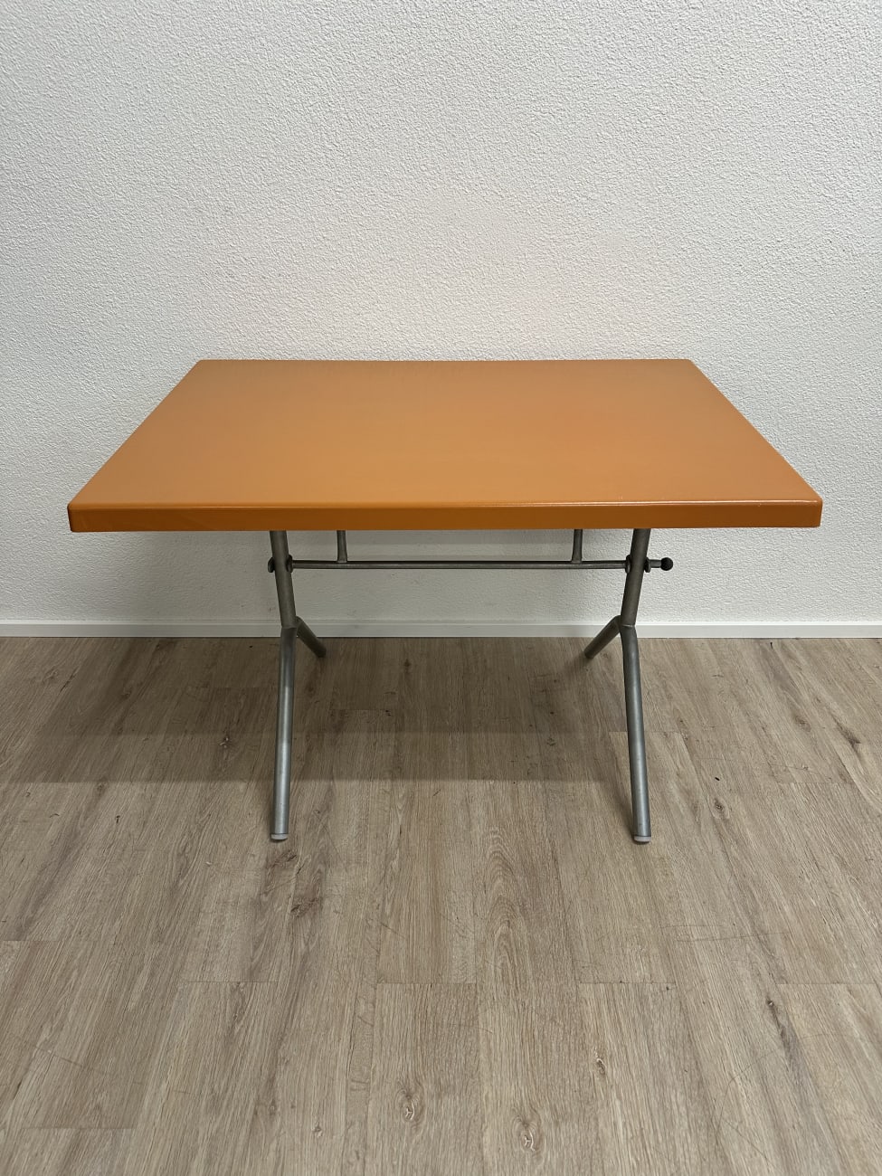 Klapptisch mit oranger Platte und Metallgestell