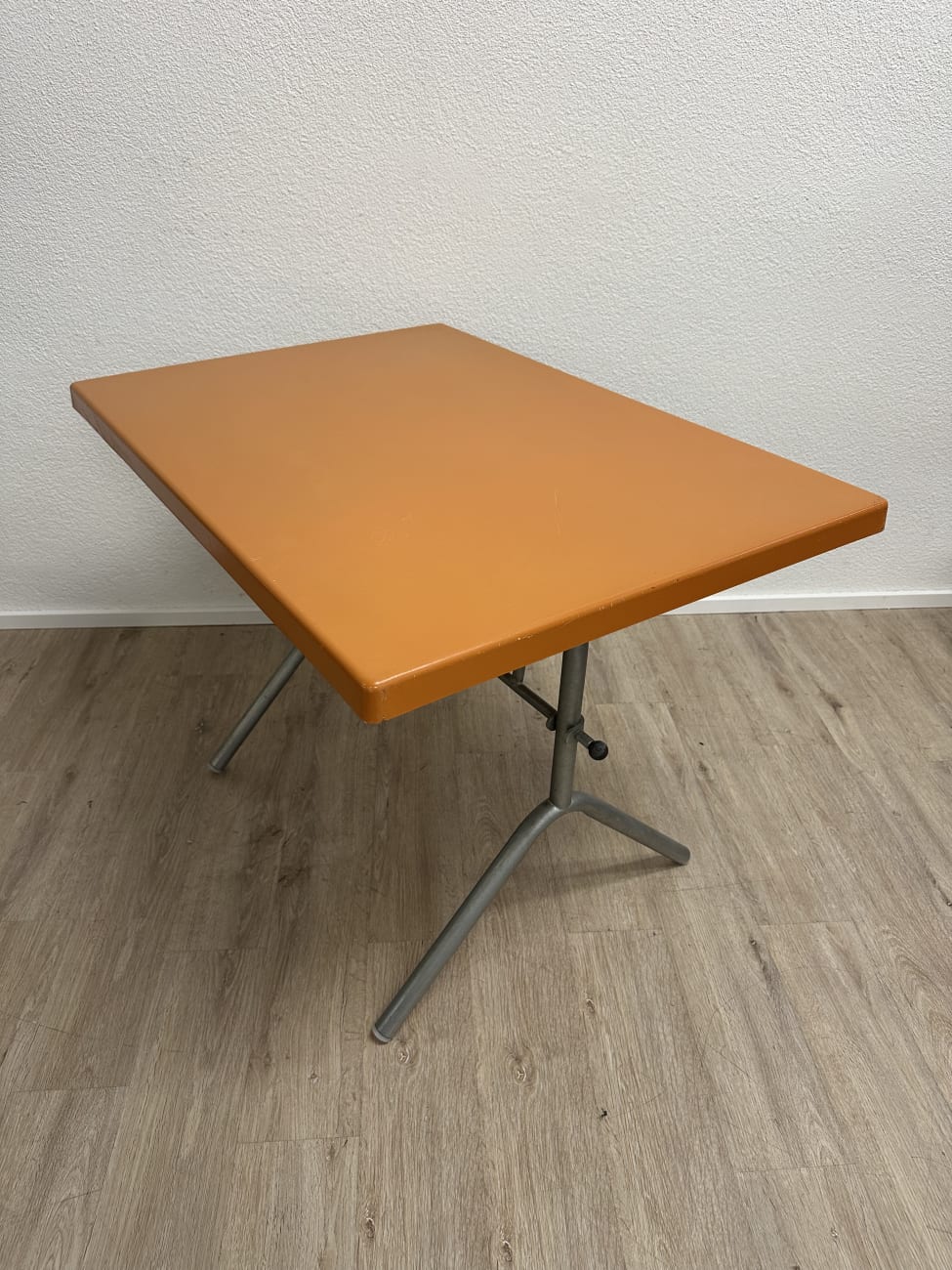 Klapptisch mit oranger Platte und Metallgestell