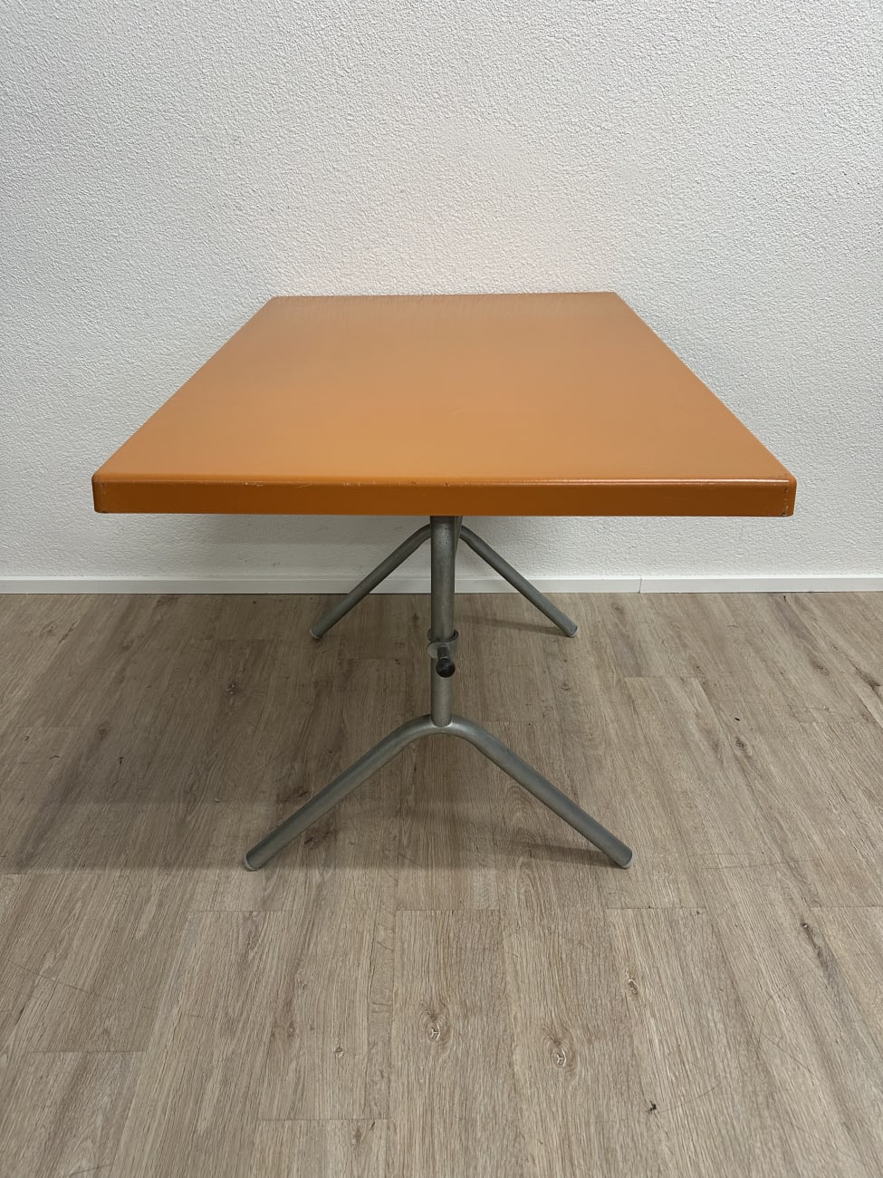 Klapptisch mit oranger Platte und Metallgestell