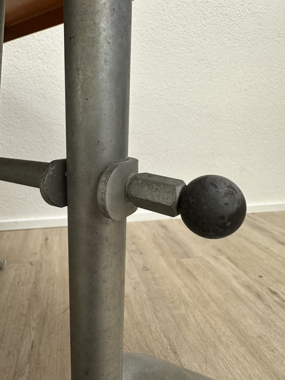 Klapptisch mit oranger Platte und Metallgestell