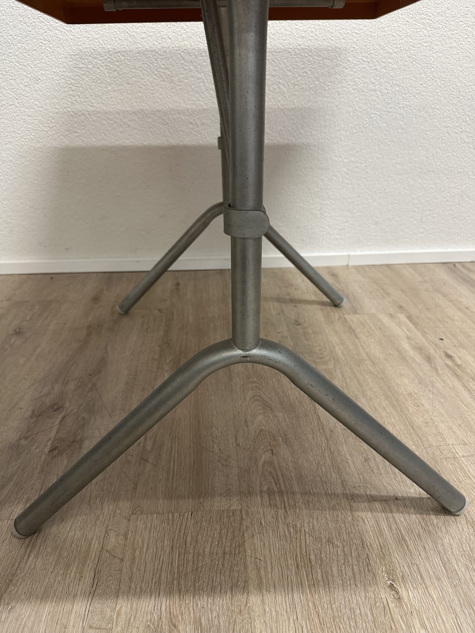 Klapptisch mit oranger Platte und Metallgestell