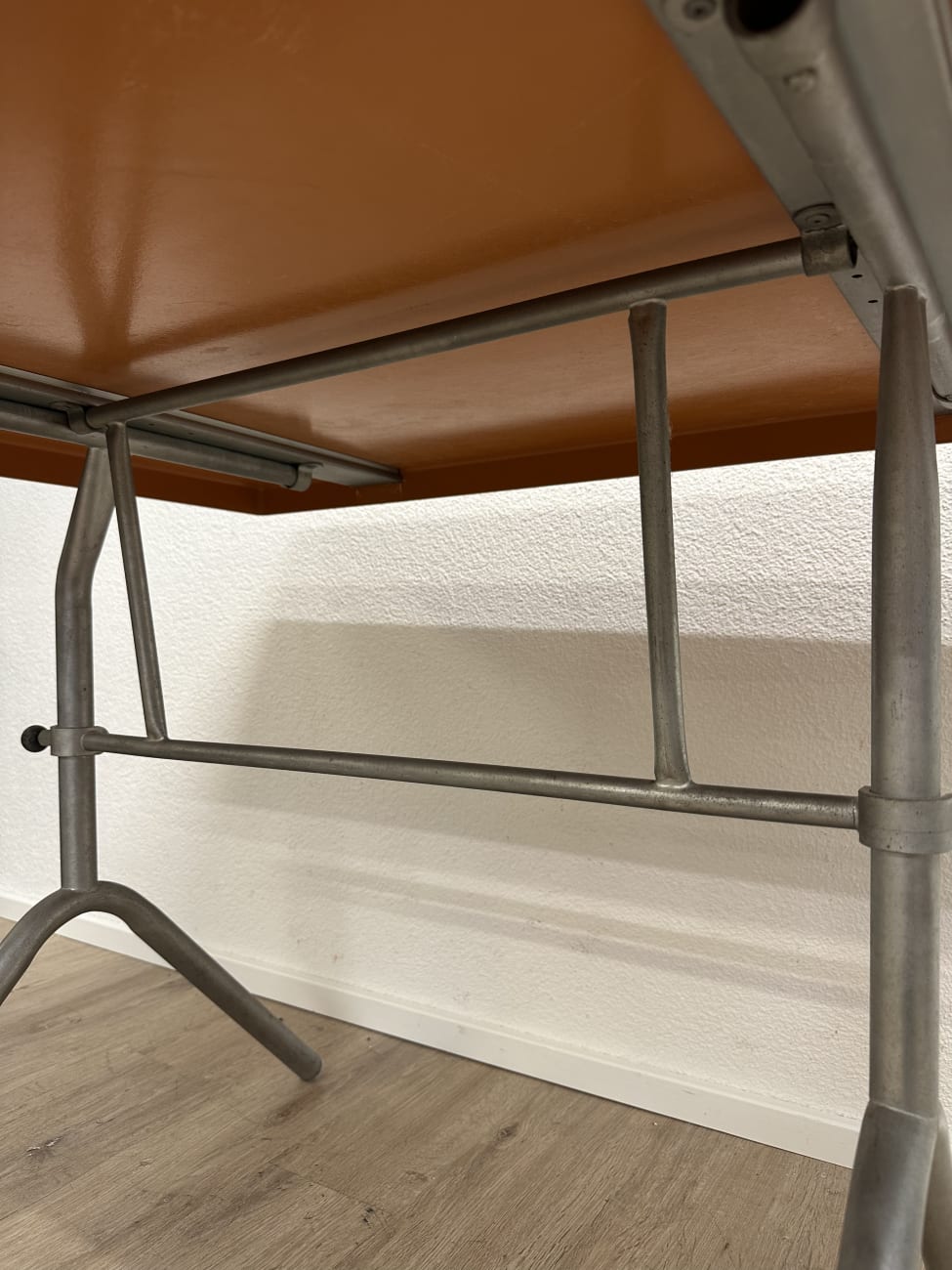 Klapptisch mit oranger Platte und Metallgestell