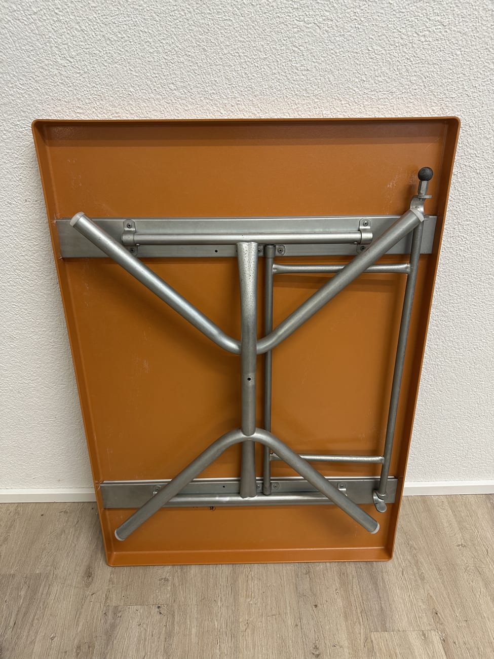 Klapptisch mit oranger Platte und Metallgestell