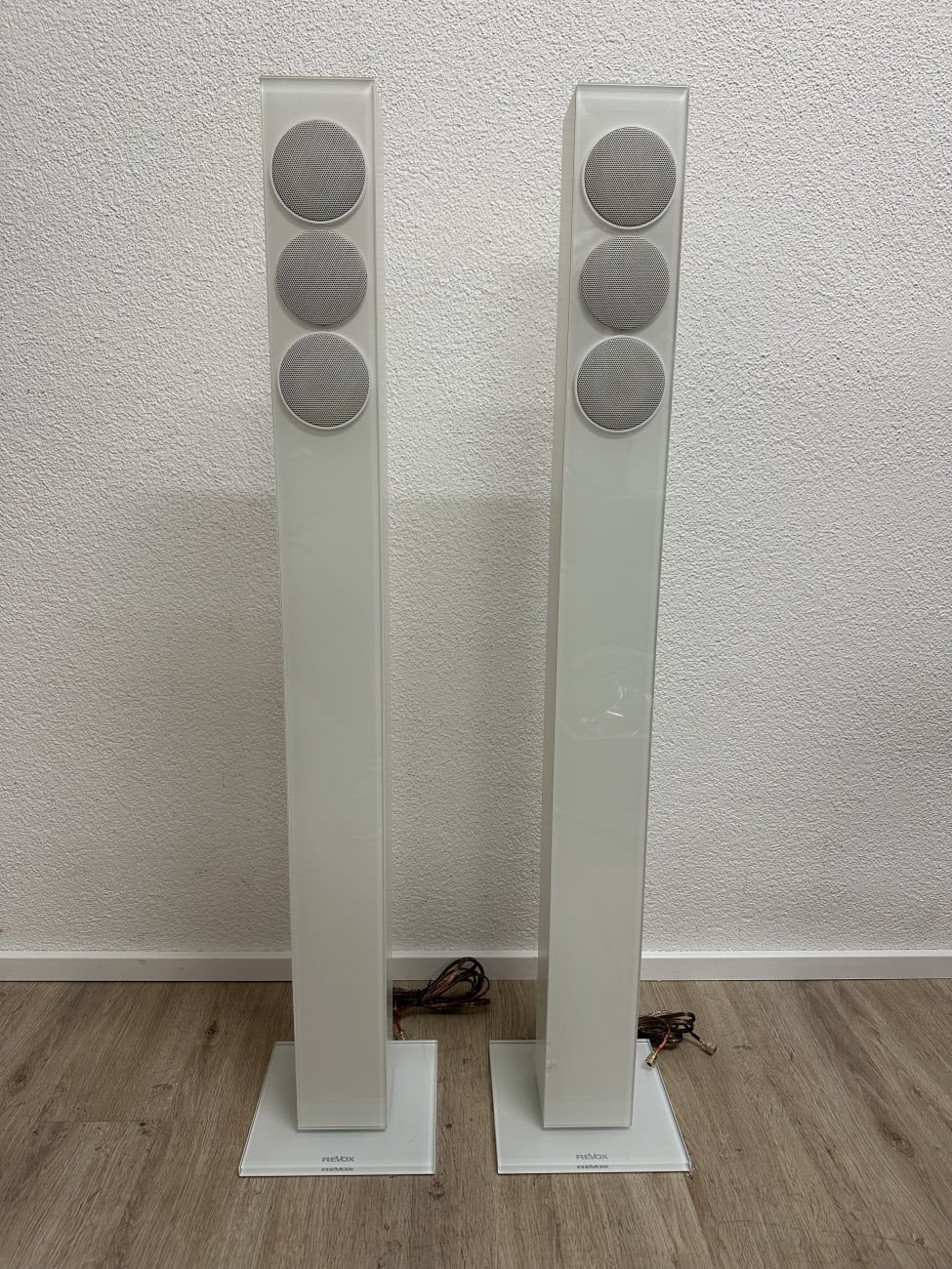 Revox Standlautsprecher weiss auf Sockel modern