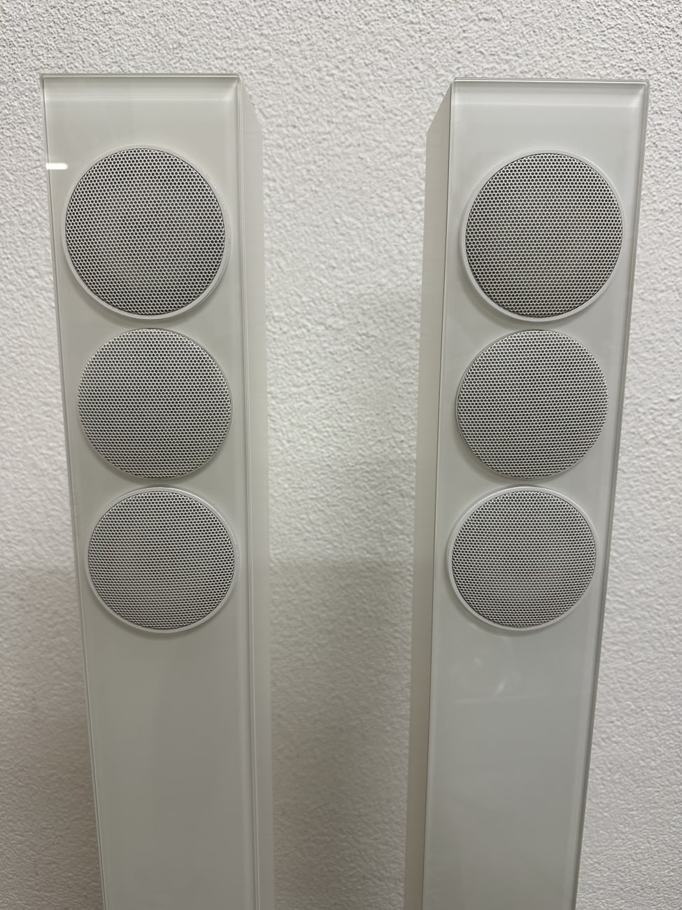 Revox Standlautsprecher weiss auf Sockel modern