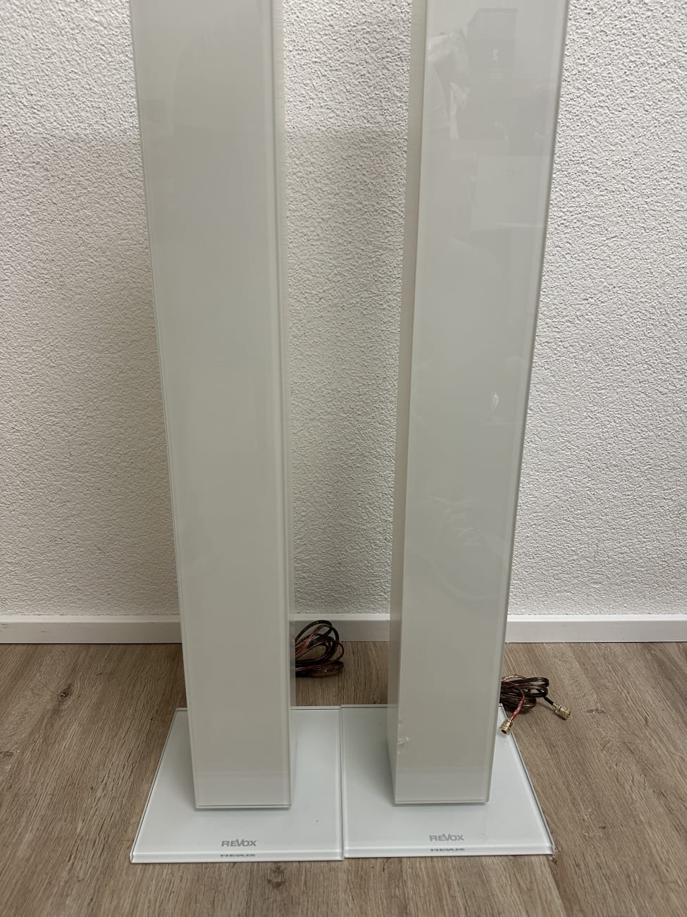 Revox Standlautsprecher weiss auf Sockel modern