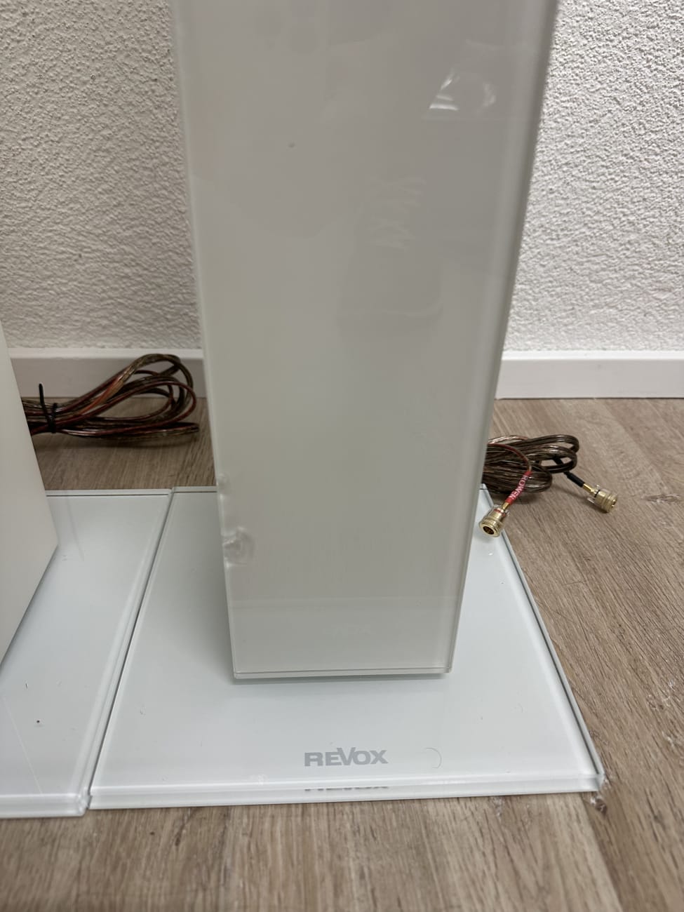 Revox Standlautsprecher weiss auf Sockel modern