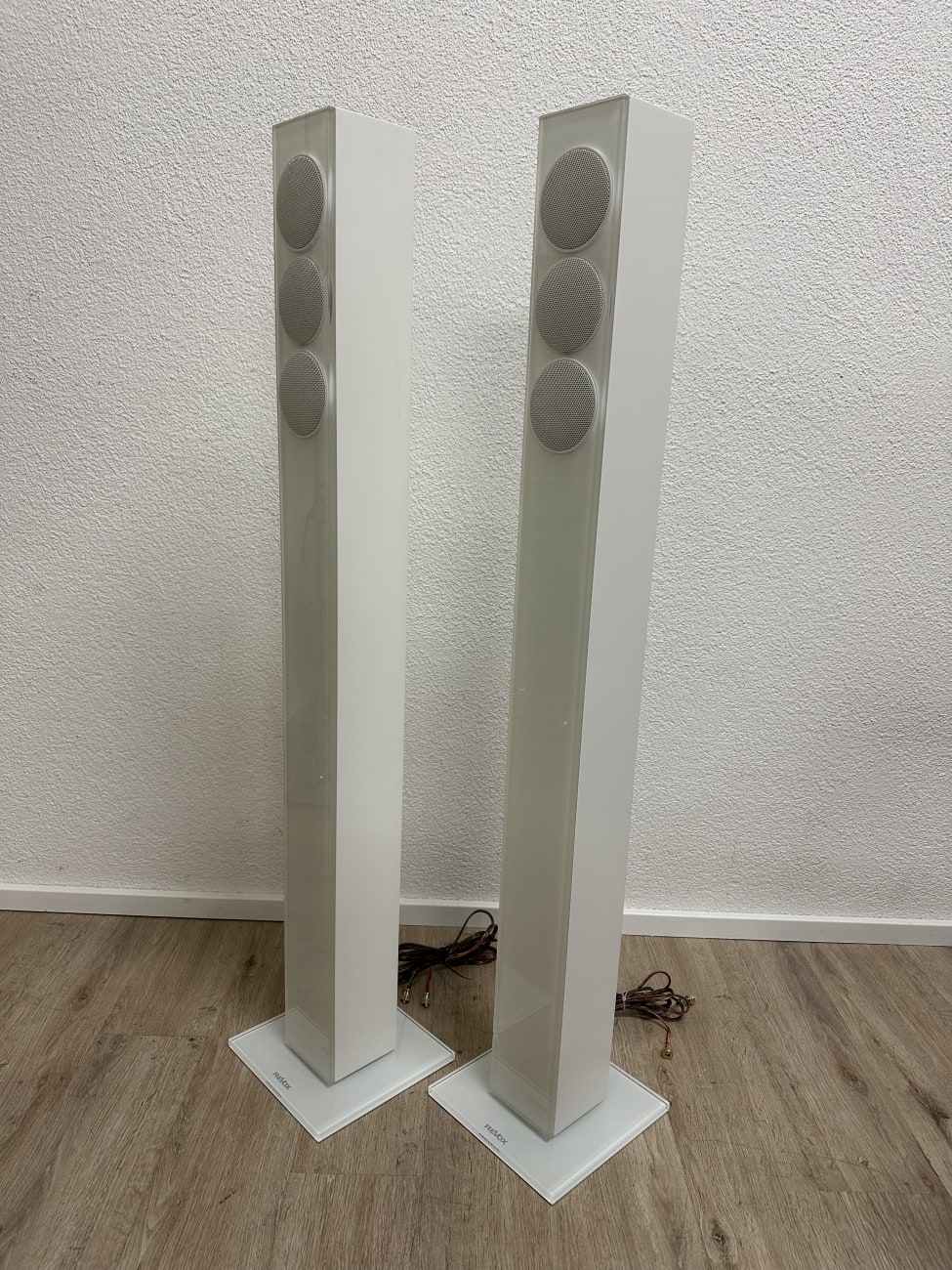 Revox Standlautsprecher weiss auf Sockel modern
