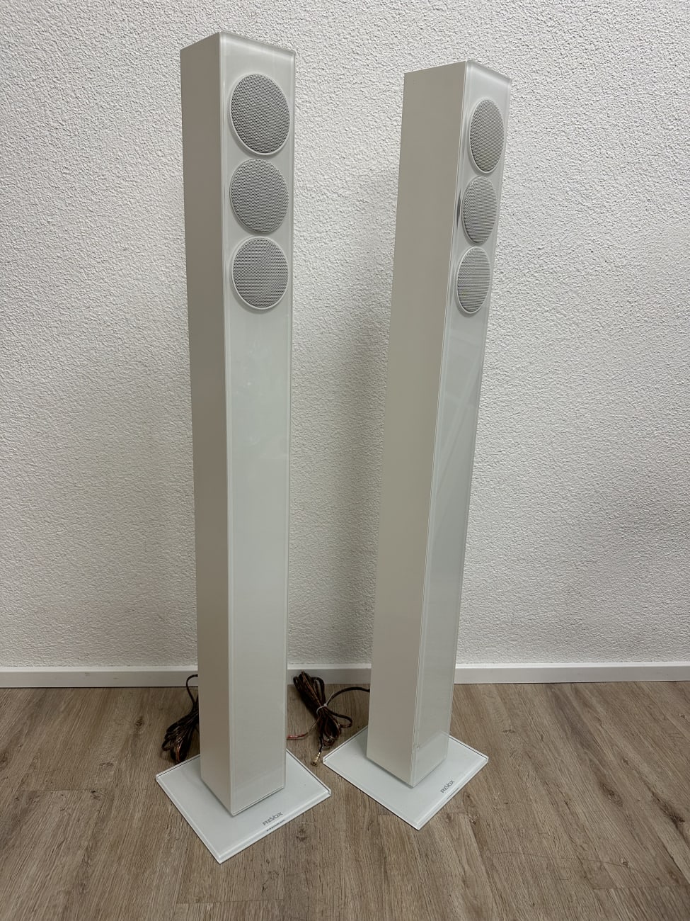 Revox Standlautsprecher weiss auf Sockel modern