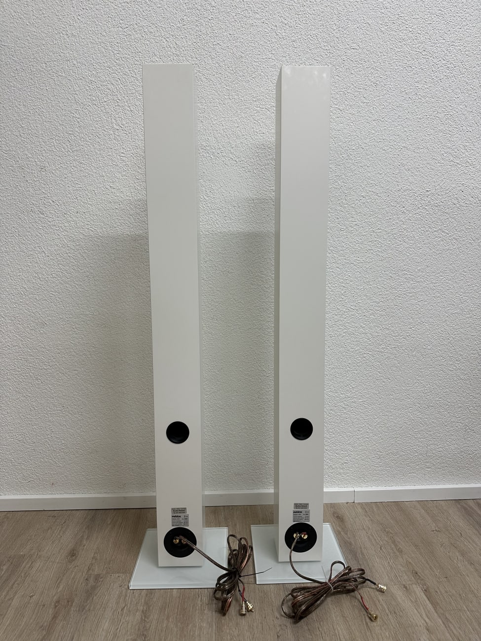 Revox Standlautsprecher weiss auf Sockel modern