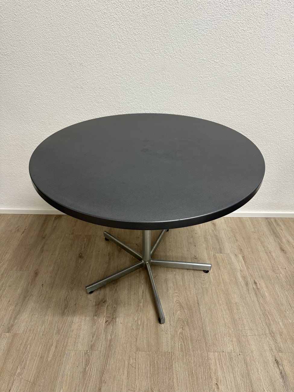 Vintage runder Esstisch Schaffner schwarz mit Metallfuss