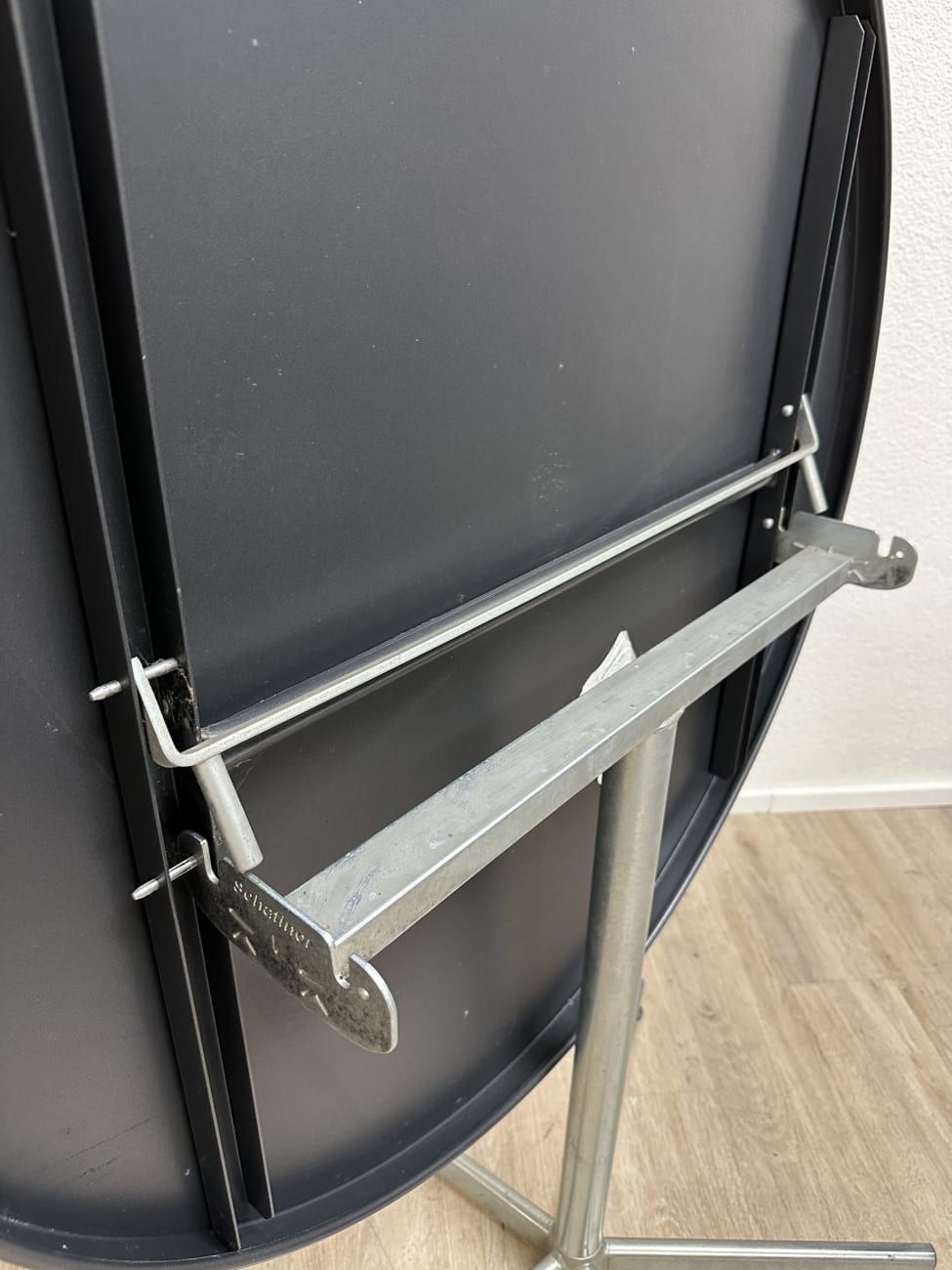 Vintage runder Esstisch Schaffner schwarz mit Metallfuss