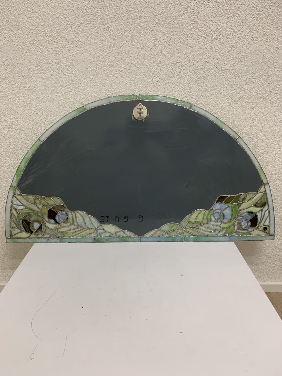 Vintage Wandspiegel mit grünem Tiffany Glasrahmen halbrund