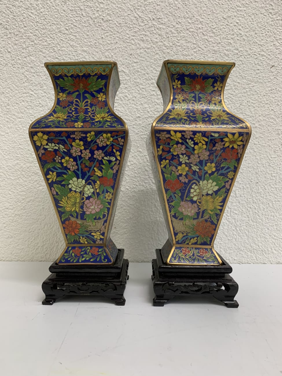 Vintage Paar asiatische Vasen mit floraler Malerei auf Sockel