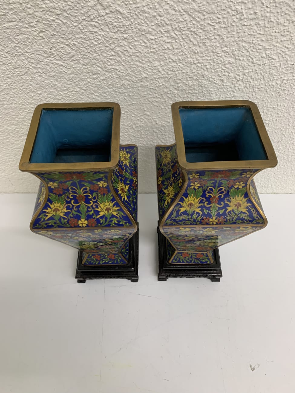 Vintage Paar asiatische Vasen mit floraler Malerei auf Sockel