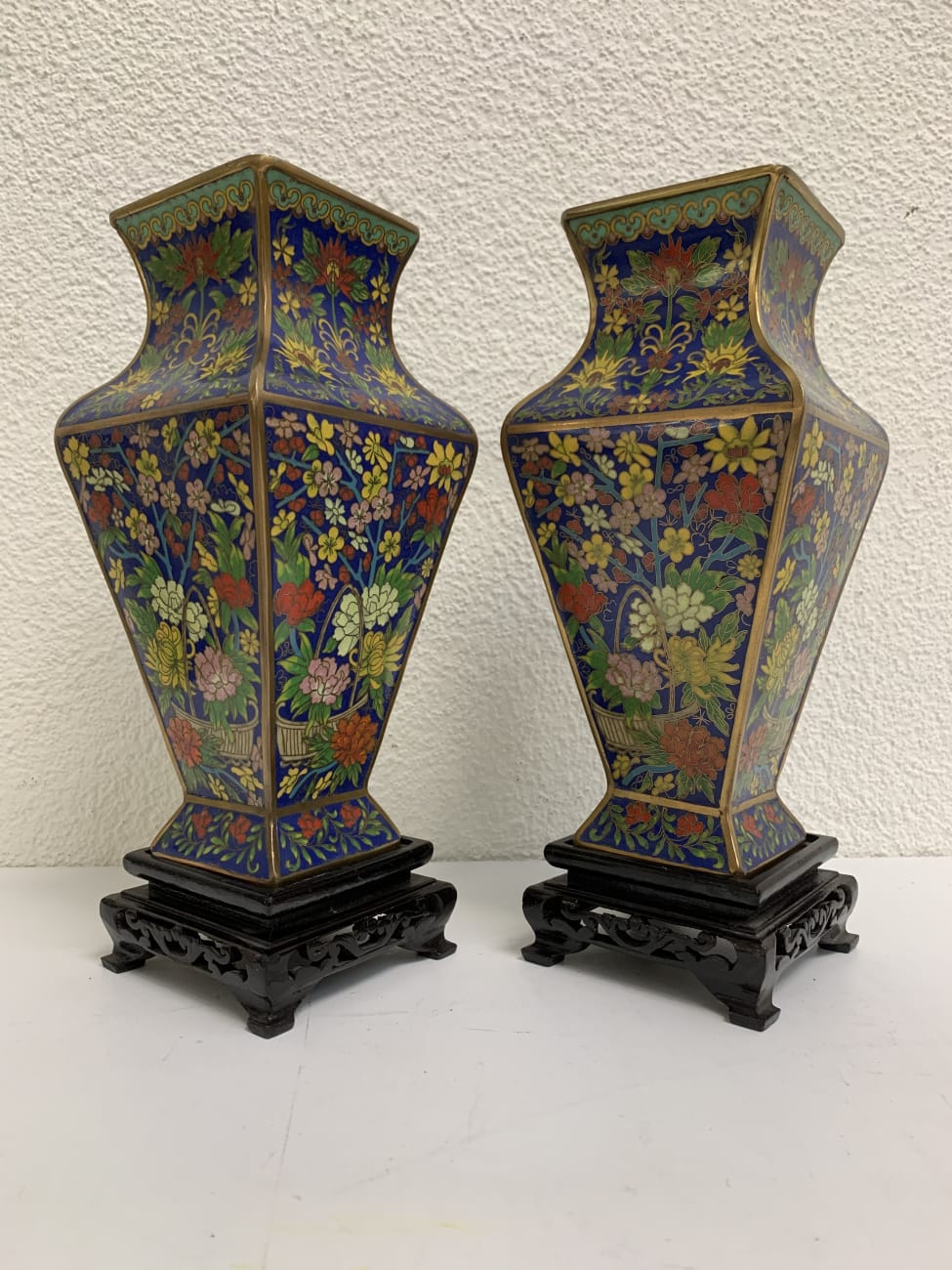 Vintage Paar asiatische Vasen mit floraler Malerei auf Sockel