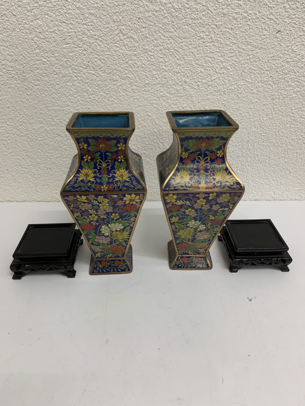 Vintage Paar asiatische Vasen mit floraler Malerei auf Sockel
