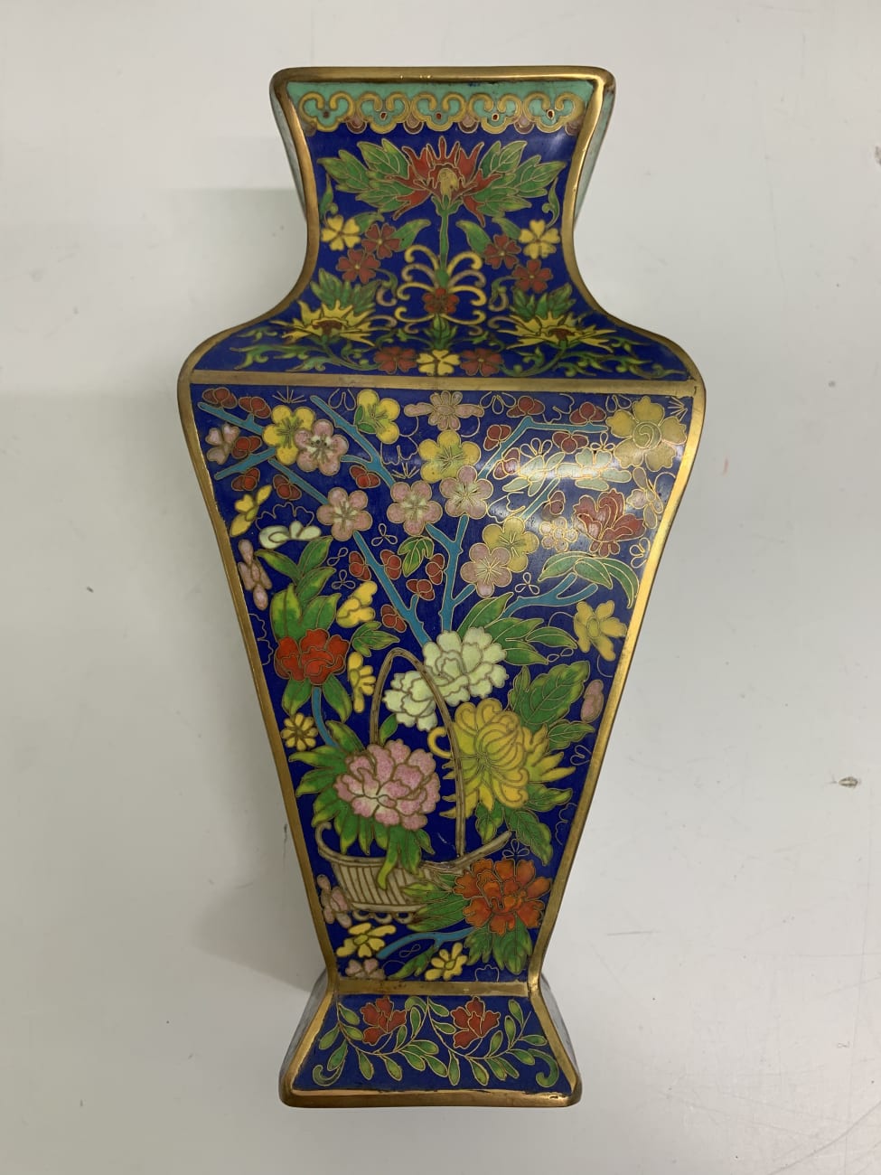 Vintage Paar asiatische Vasen mit floraler Malerei auf Sockel