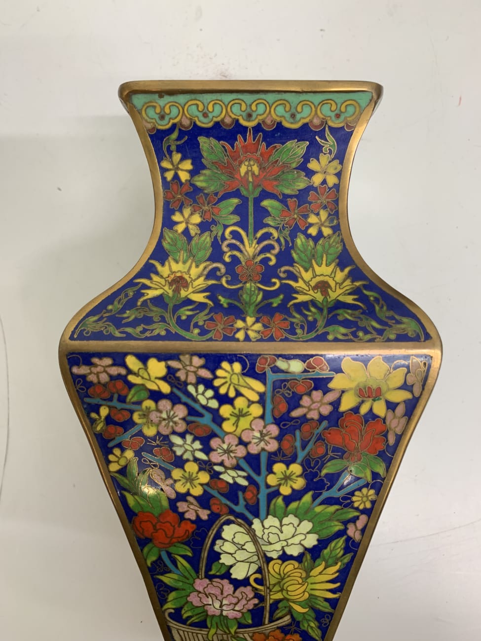 Vintage Paar asiatische Vasen mit floraler Malerei auf Sockel