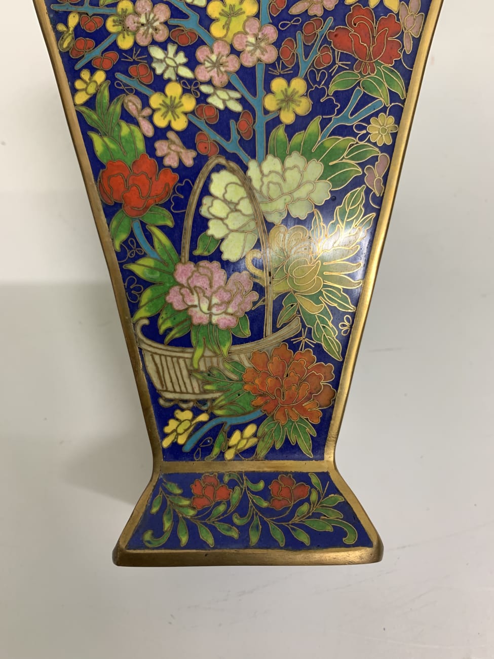 Vintage Paar asiatische Vasen mit floraler Malerei auf Sockel