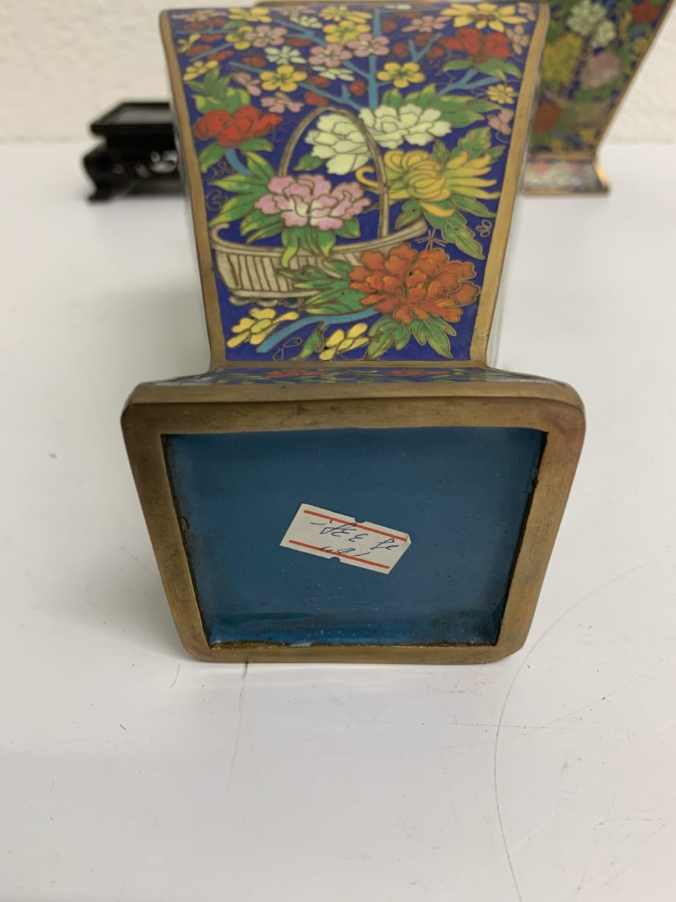 Vintage Paar asiatische Vasen mit floraler Malerei auf Sockel