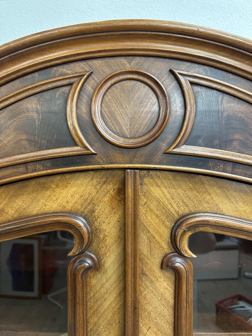 Vintage Standvitrine aus Holz mit Glasfront und Schnitzereien