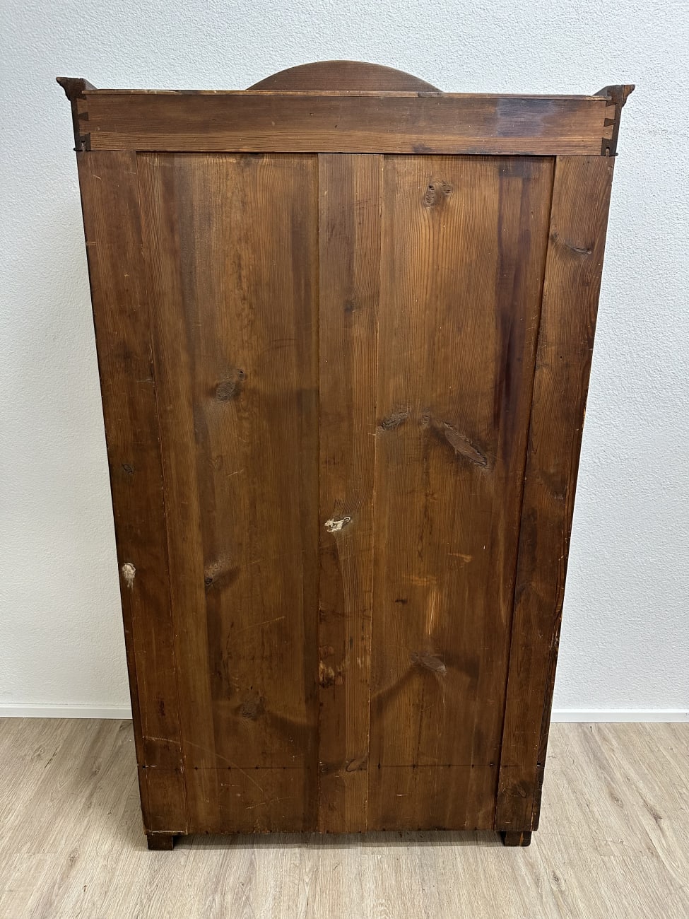 Vintage Standvitrine aus Holz mit Glasfront und Schnitzereien
